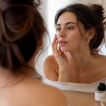 Boutons de stress sur le visage femme miroir