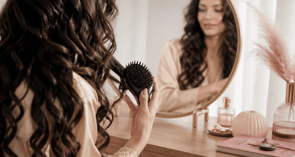 Femme utilisant brosse magique sur cheveux longs