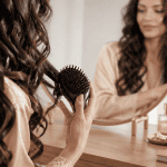 Femme utilisant brosse magique sur cheveux longs