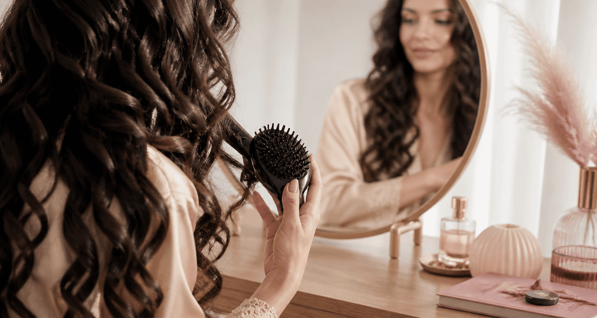 Femme utilisant brosse magique sur cheveux longs