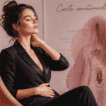 Carte émotionnelle des maux du corps, femme posant mains sur nuque et ventre