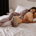 position couple amoureux dormir cuillère