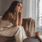 retrouver de l energie mentale jeune femme canapé