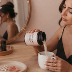collagene de chez action avis femme prépare boisson à la coiffeuse