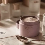 Collagene marin hydrolyse type 1 en poudre, pot mauve rosé et verre d’eau tiède