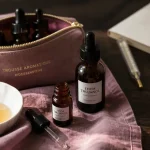 Huile essentielle angine : trousse aromatique, miel et eau tiède pour apaiser la gorge