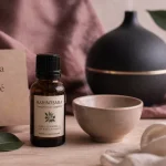 Huile essentielle ravintsara bienfaits : photo flacon huile et inhalation voies respiratoires