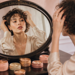 meilleure cire coiffante femme sur coiffeuse avec miroir