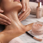Meilleure crème raffermissante pour le cou : application crème raffermissante cou
