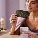 où trouver la vitamine b12 dans les legumes, femme avec algue nori et compléments