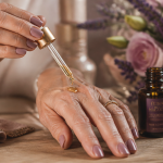 quelle huile essentielle pour l'arthrose des doigts main féminine massage