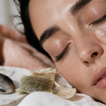 Comment cacher ses cernes sans maquillage : compresse froide et sachet de thé sous les yeux