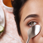 Comment enlever les cernes : cuillères froides sous les yeux, regard reposé