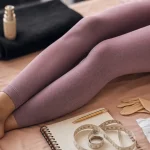 Lipœdème traitement naturel : jambes avec leggings de compression et ruban de mesure