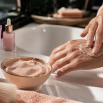 Meilleur gommage visage : tube sérum et exfoliant crème à fines particules sur main