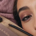 Yeux marron vert quel maquillage : maquillage prune et cuivre, reflets sans alourdir