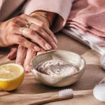 Blanchir ongles au bicarbonate et citron, pâte beige et citron
