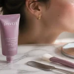 Crème dépilatoire visage danger : crème mauve rosée sur table, zones à éviter, 3-5 minutes