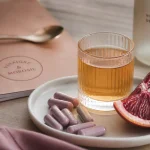 Morosil vinaigre de cidre avis : gélules et vinaigre de cidre sur table