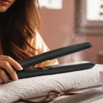 Lisseur vapeur cheveux avec vapeur douce, gros plan en salon