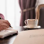 Psychologue confiance en soi en cabinet, prise de notes et carnet