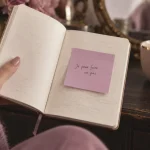 Mantra confiance en soi : je peux faire un pas, carnet et post-it